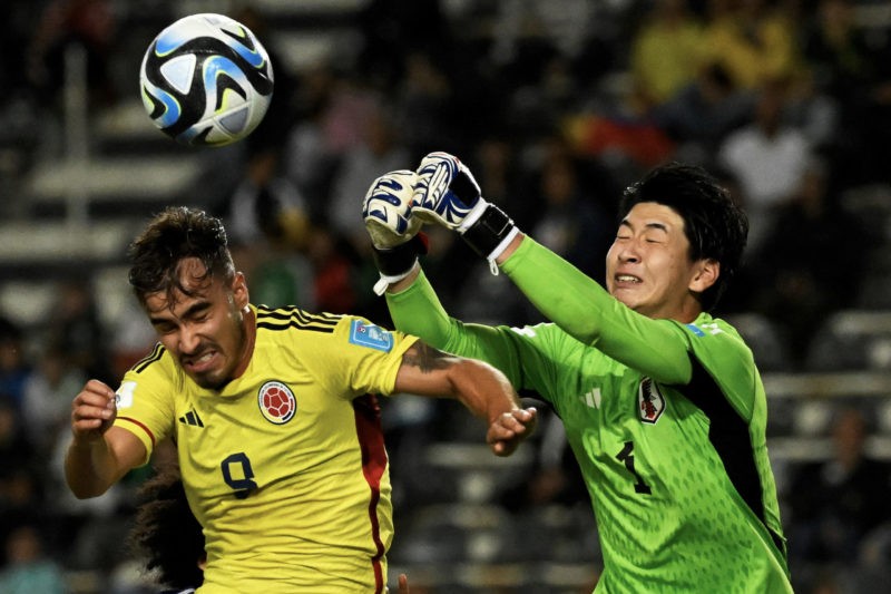 TOPSHOT - Colombia's forward Tomas Angel (L) vies for the ball with Japan's goalkeeper Ryoya Kimura (R) during the Argentina 2023 U-20 World Cup Group C football match between Japon and Colombia at the Diego Armando Maradona stadium in La Plata, Argentina, on May 24, 2023. (Photo by Luis Eduardo ROBAYO and LUIS ROBAYO / AFP) / (Photo by LUIS EDUARDO ROBAYO,LUIS ROBAYO/AFP via Getty Images)