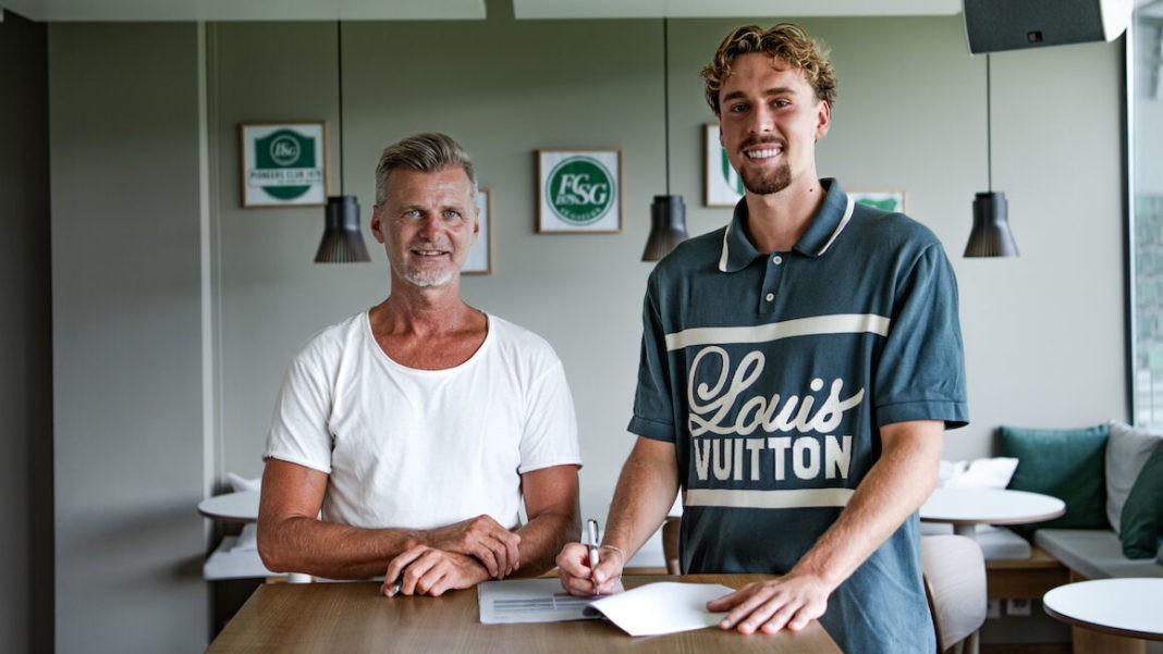 Nikolaj Moller signing his new deal with FC St. Gallen (Photo via St. Gallen)