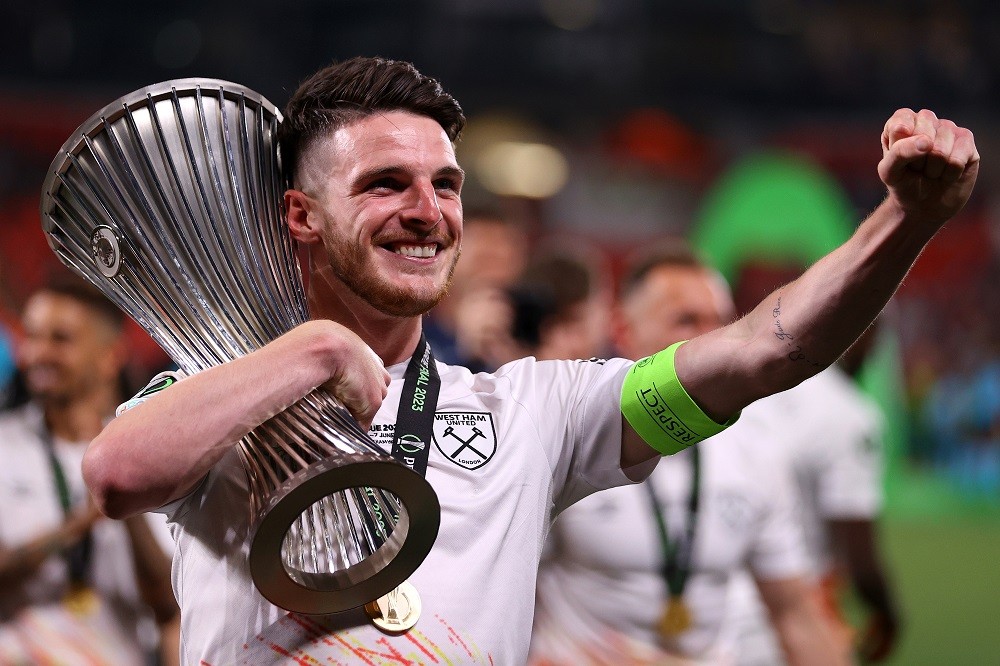 PRAGUE, CZECH REPUBLIC: Declan Rice, Captain of West Ham United lifts the UEFA Europa Conference League trophy after the team's victory over ACF Fiorentina on June 07, 2023. (Photo by Richard Heathcote/Getty Images)
