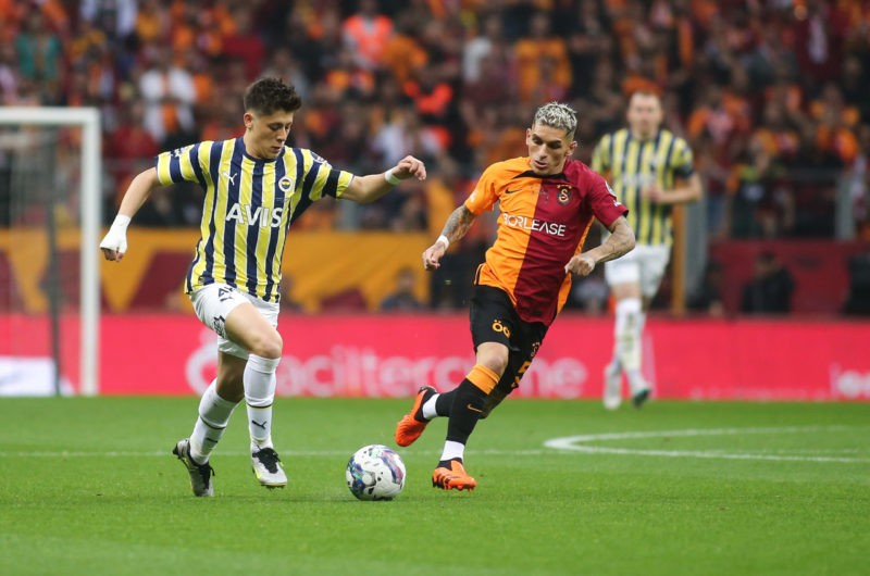 ISTANBUL, TURKEY - JUNE 4: Arda Guler of Fenerbahce is challenged by Lucas Torreira of Galatasaray during the Super Lig match between Galatasaray and Fenerbahce at NEF Stadyumu on June 4, 2023 in Istanbul, Turkey. (Photo by Ahmad Mora/Getty Images)