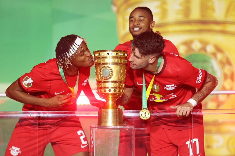 BERLIN, GERMANY - JUNE 03: Mohamed Simakan and Dominik Szoboszlai of RB Leipzig kiss the DFB Cup trophy after the team's victory during the DFB Cup final match between RB Leipzig and Eintracht Frankfurt at Olympiastadion on June 03, 2023 in Berlin, Germany. (Photo by Alex Grimm/Getty Images)