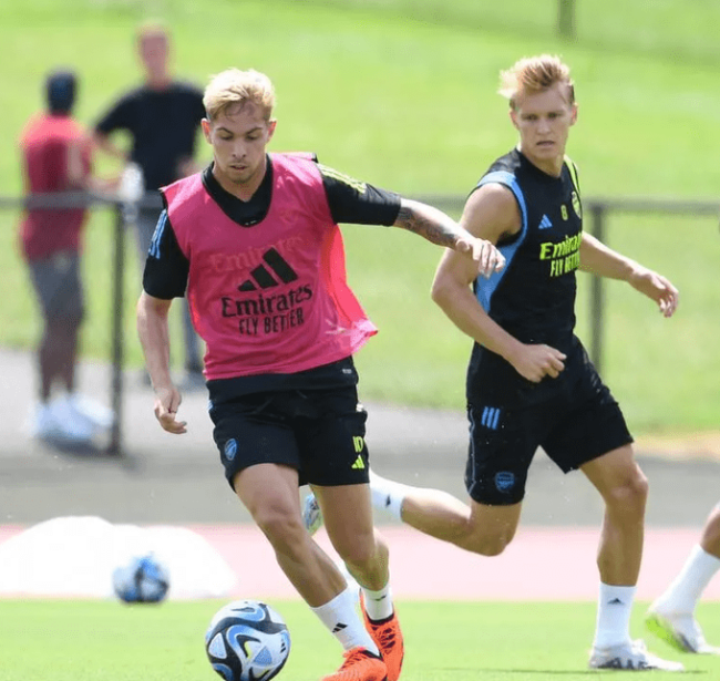 Emile Smith Rowe runs with the ball in training with Arsenal (Photo via Arsenal.com)