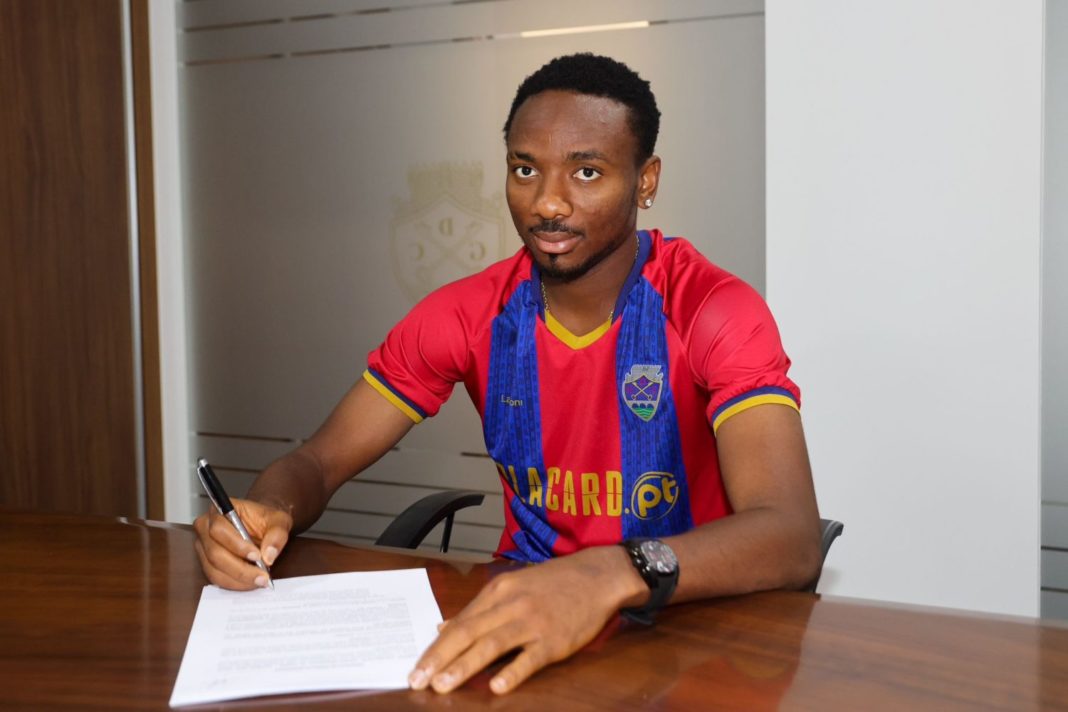 Kelechi Nwakali signs for Chaves (Photo via Chaves)