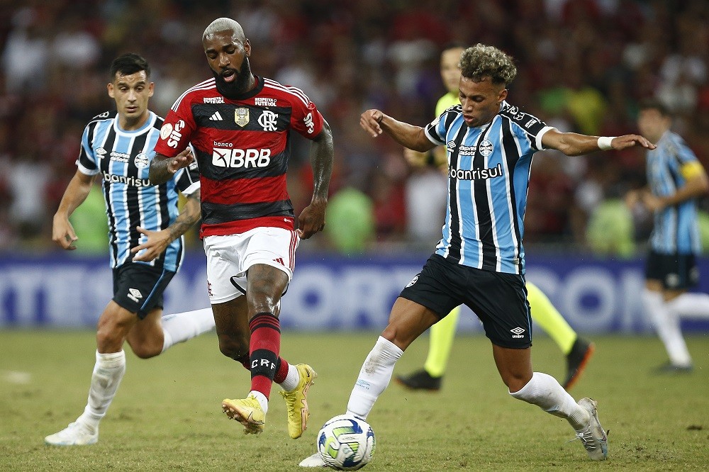 RIO DE JANEIRO, BRAZIL: Bitello of Gremio fights for the ball with Gerson of Flamengo during the match between Flamengo and Gremio as part of Brasileirao 2023 at Maracana Stadium on June 11, 2023. (Photo by Wagner Meier/Getty Images)