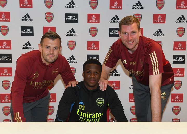 Daniel Oyetunde signing a new contract with Arsenal alongside Jack Wilshere and Per Mertesacker (Photo via Oyetunde on Instagram)