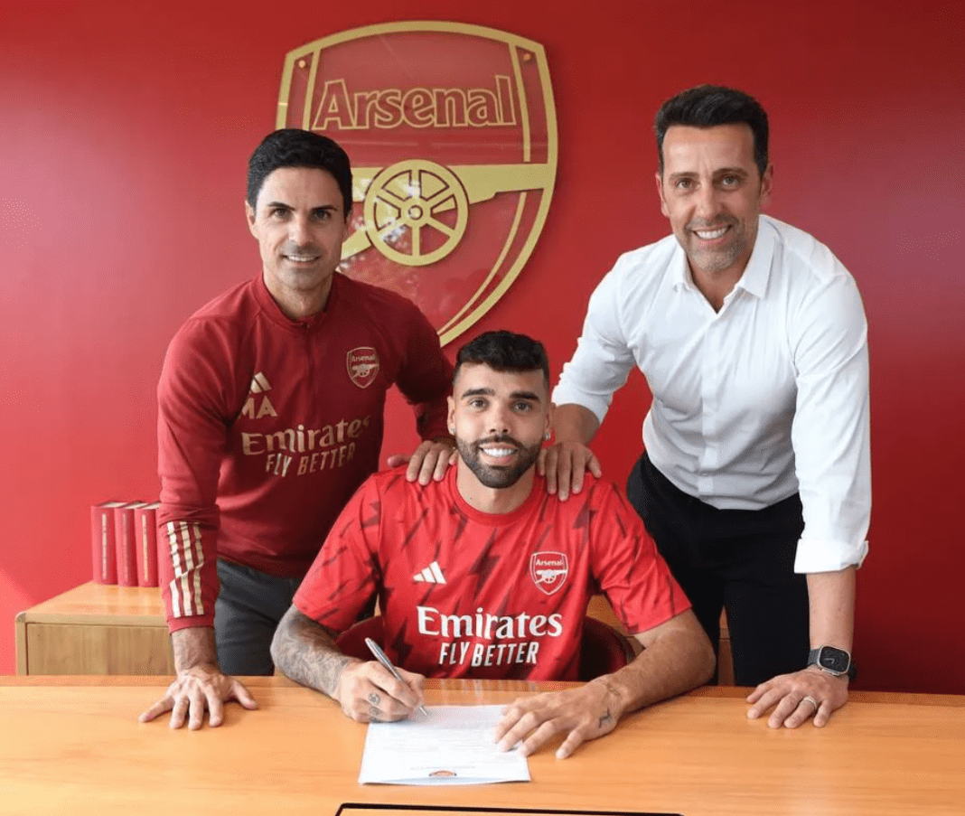 David Raya signing his Arsenal contract alongside Mikel Arteta and Edu Gaspar (Photo via Arsenal.com)