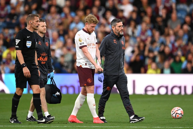 BURNLEY, ENGLAND - AUGUST 11: Kevin De Bruyne of Manchester City is substituted after sustaining an injury during the Premier League match between Burnley FC and Manchester City at Turf Moor on August 11, 2023 in Burnley, England. (Photo by Michael Regan/Getty Images)