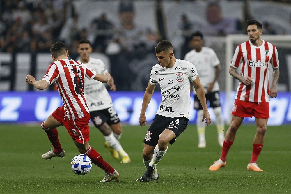 SAO PAULO, BRAZIL: Gabriel Moscardo of Corinthians competes for the ball with Fernando Zuqui of Estudiantes during a Copa CONMEBOL Sudamericana 2023 quarterfinal first leg match between Corinthians and Estudiantes at Neo Quimica Arena on August 22, 2023. (Photo by Ricardo Moreira/Getty Images)