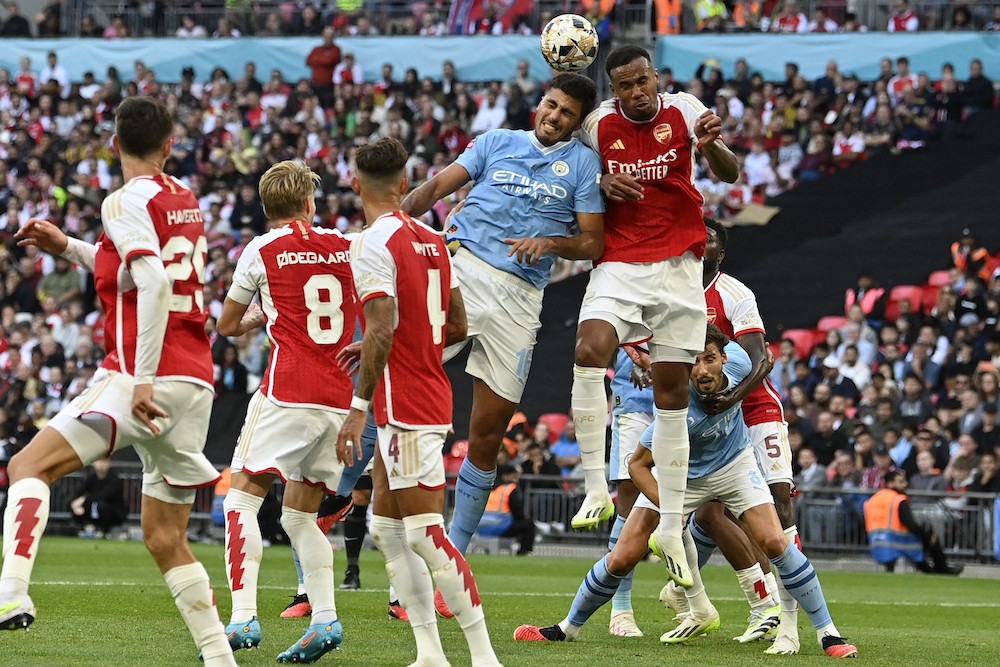 Arsenal's Brazilian defender Gabriel Magalhaes (R) vies with Manchester City's Spanish midfielder Rodri (C) during the English FA Community Shield football match between Arsenal and Manchester City at Wembley Stadium, in London, August 6, 2023. (Photo by JUSTIN TALLIS/AFP via Getty Images)