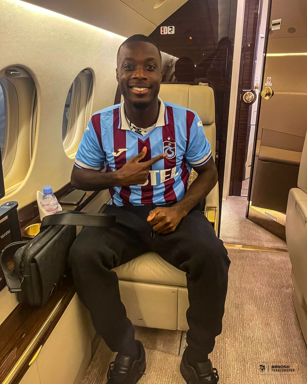 Nicolas Pepe on the flight to Turkey to sign for Trabzonspor (Photo via Trabzonspor on Twitter)