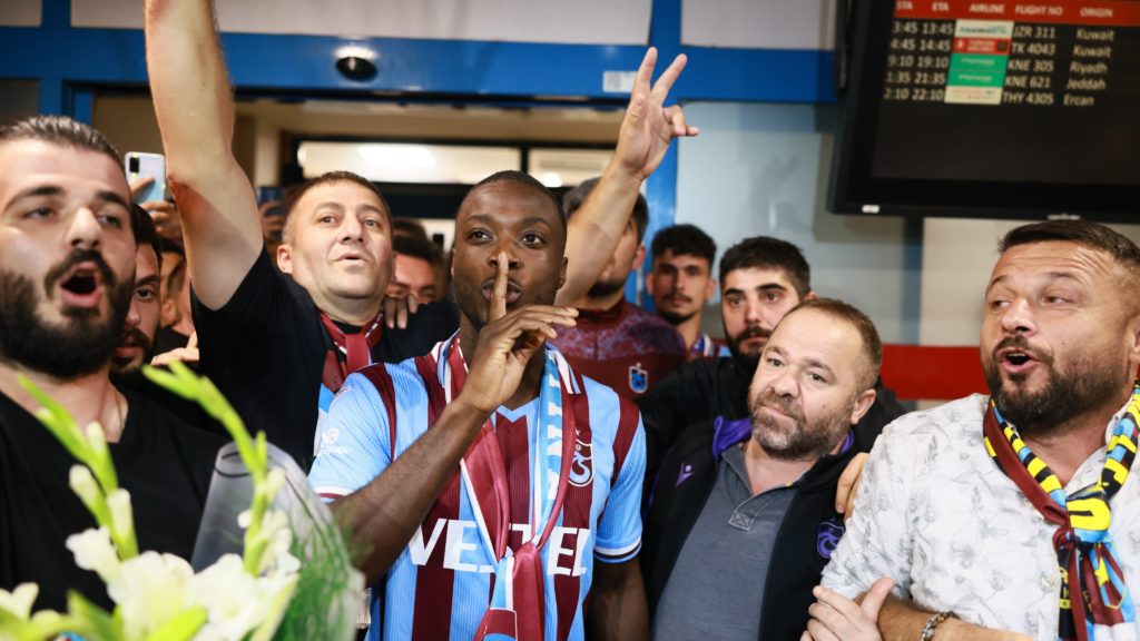 Nicolas Pepe with the Trabzonspor fans after his arrival at the airport (Photo via Trabzonspor on Twitter)