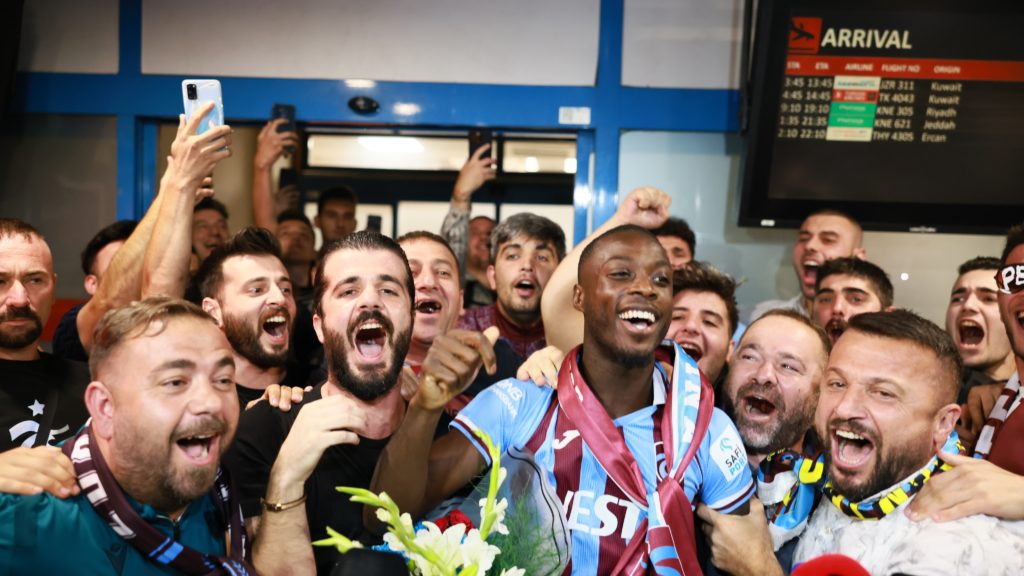 Nicolas Pepe with the Trabzonspor fans after his arrival at the airport (Photo via Trabzonspor on Twitter)