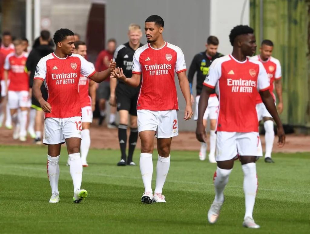 Jurrien Timber and William Saliba during the Arsenal squad photoshoot (Photo via afcstuff on Twitter)