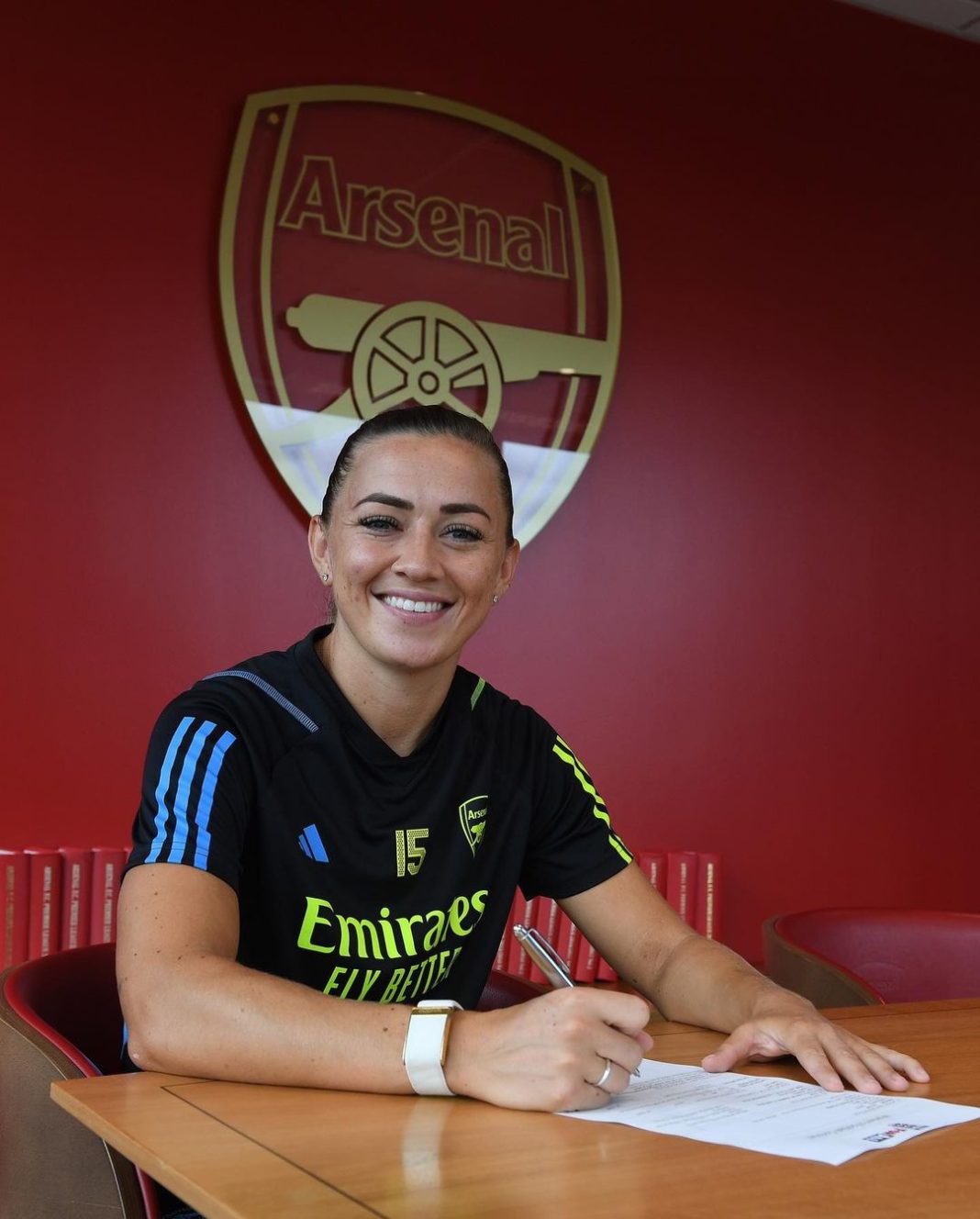 Katie McCabe signing her new contract with Arsenal (Photo via Arsenal Women on Instagram)