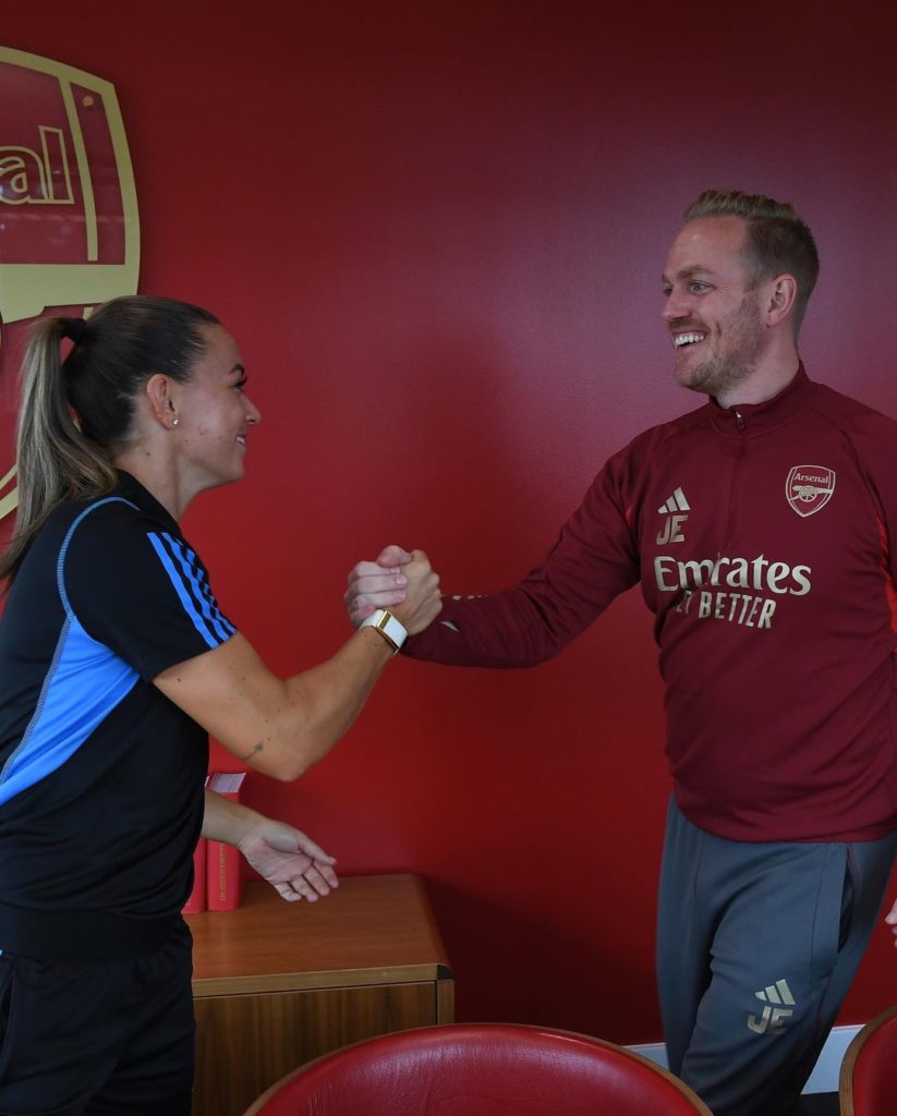 Katie McCabe greeting Jonas Eidevall after signing her new contract with Arsenal (Photo via Arsenal Women on Instagram)