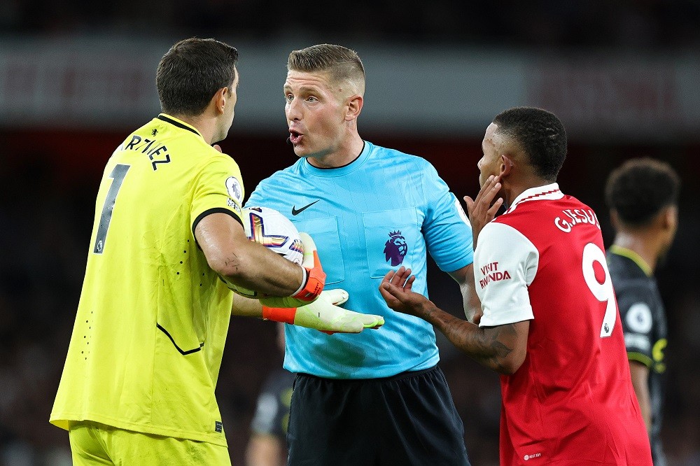 LONDON, ENGLAND: Emiliano Martinez of Aston Villa speaks to the Referee Robert Jones with Gabriel Jesus of Arsenal during the Premier League match between Arsenal FC and Aston Villa at Emirates Stadium on August 31, 2022. (Photo by David Rogers/Getty Images)