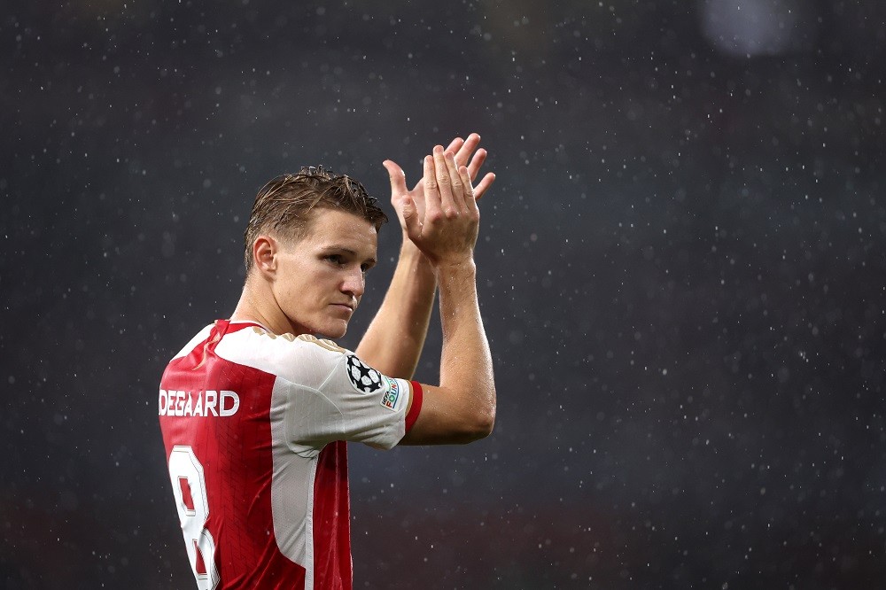 LONDON, ENGLAND: Martin Odegaard of Arsenal applauds fans during the UEFA Champions League match between Arsenal FC and PSV Eindhoven at Emirates Stadium on September 20, 2023. (Photo by Alex Pantling/Getty Images)