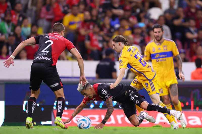 GUADALAJARA, MEXICO - SEPTEMBER 17: Luis Reyes of Atlas battles for possession with Marcelo Flores of Tigres during the 8th round match between Atlas and Tigres UANL as part of the Torneo Apertura 2023 Liga MX at Jalisco Stadium on September 17, 2023 in Guadalajara, Mexico. (Photo by Simon Barber/Getty Images)