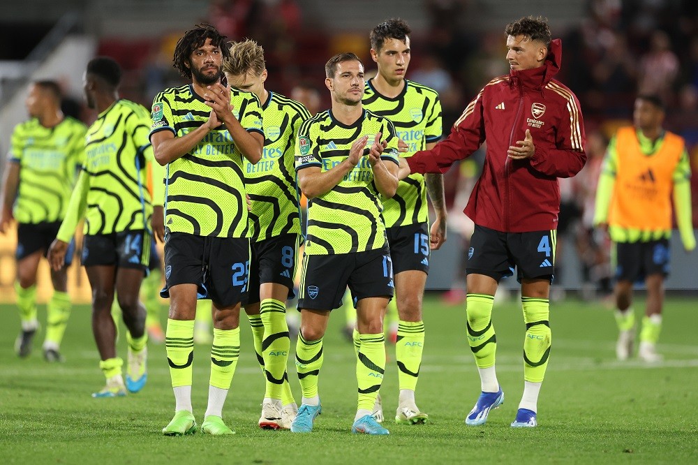 BRENTFORD, ENGLAND: Mohamed Elneny, Cedric Soares, and teammates of Arsenal applaud fans following the Carabao Cup Third Round match between Brentford and Arsenal at Gtech Community Stadium on September 27, 2023. (Photo by Julian Finney/Getty Images)
