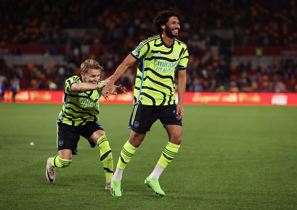 BRENTFORD, ENGLAND: Mohamed Elneny of Arsenal thanks the support pushed by Captain Martin Odegaard during the Carabao Cup Third Round match between Brentford and Arsenal at Gtech Community Stadium on September 27, 2023. (Photo by Julian Finney/Getty Images)