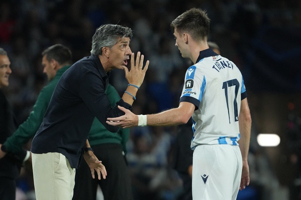 Real Sociedad's Spanish coach Imanol Alguacil talks to Real Sociedad's Scottish defender #17 Kieran Tierney during the UEFA Champions League 1st round day 1 group B football match between Sevilla FC and RC Lens at the Ramon Sanchez Pizjuan stadium in Seville on September 20, 2023. (Photo by CESAR MANSO/AFP via Getty Images)