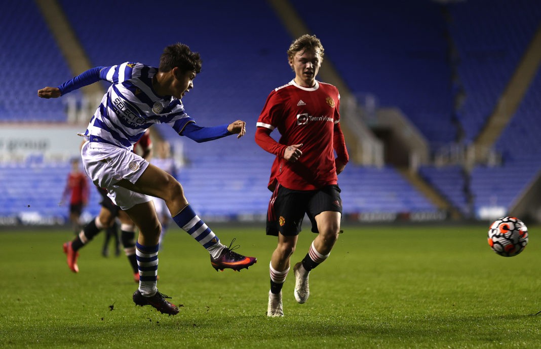 READING, ENGLAND: Caylan Vickers of Reading U18s crosses the ball during the FA Youth Cup match between Reading U18 and Manchester United U18 at Select Car Leasing Stadium on January 13, 2022. (Photo by Ryan Pierse/Getty Images)