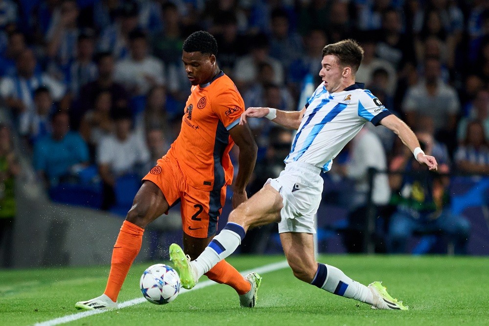 SAN SEBASTIAN, SPAIN: Denzel Dumfries of Inter Milan duels for the ball with Kieran Tierney of Real Sociedad during the UEFA Champions League match between Real Sociedad and FC Internazionale at Reale Arena on September 20, 2023. (Photo by Juan Manuel Serrano Arce/Getty Images)