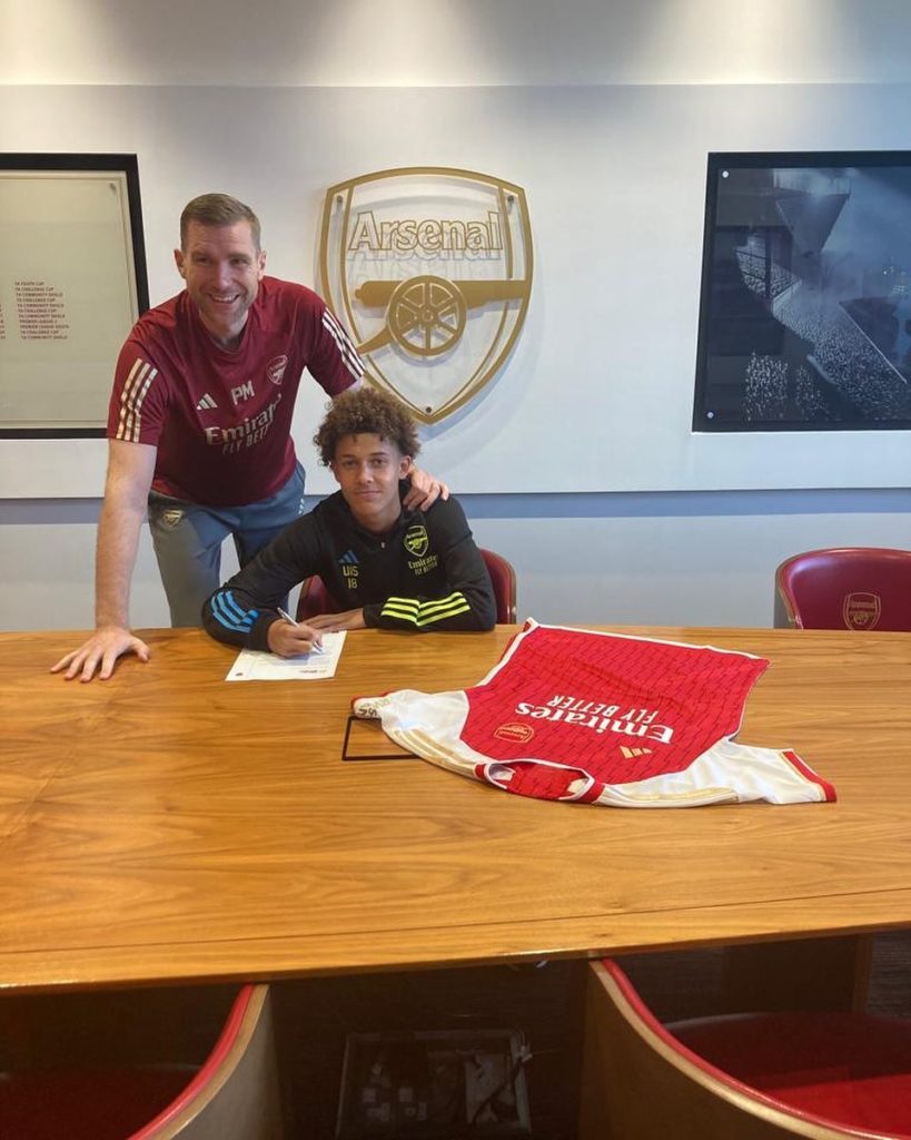 Per Mertesacker poses for a photo with Bowen Phillips, signing his Arsenal contract (Photo via Phillips on Instagram)