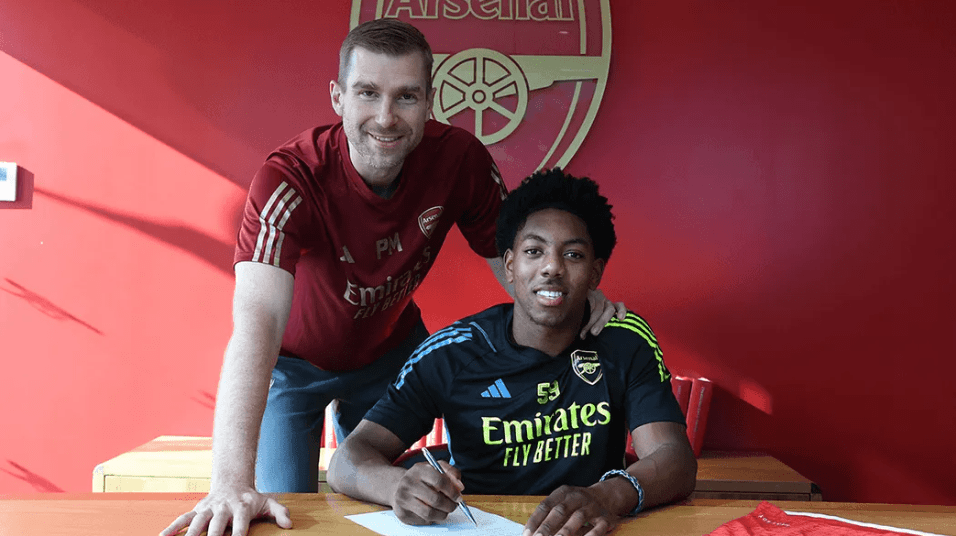 Myles Lewis-Skelly signing his new contract (Photo via Arsenal.com)