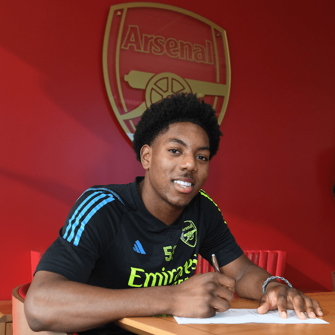 Myles Lewis-Skelly signing his new contract (Photo via Arsenal.com)