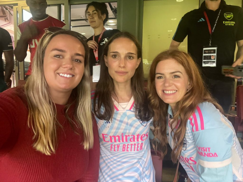 Natalie Portman (C) and Isla Fisher (R) watch Arsenal's match against Manchester City, wearing the Arsenal Women's new away kit for the 2023/24 campaign (Photo via @GeAmison on Twitter)