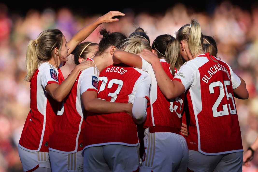LONDON, ENGLAND - OCTOBER 15: Arsenal players celebrate during the Barclays Womens Super League match between Arsenal FC and Aston Villa at Emirates Stadium on October 15, 2023 in London, England. (Photo by Marc Atkins/Getty Images)