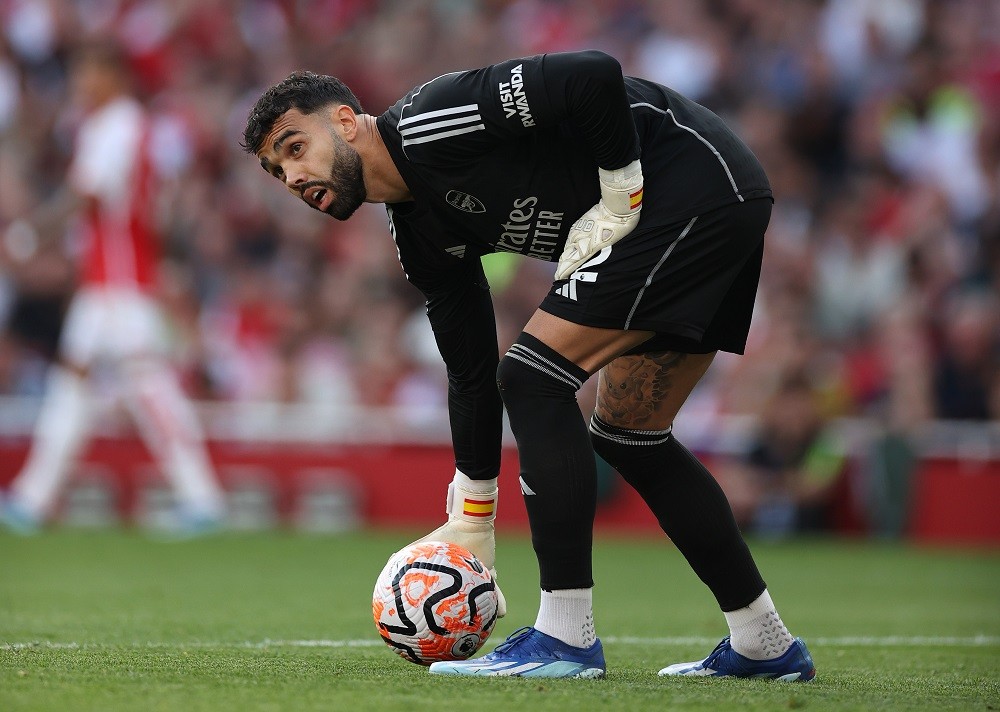 LONDON, ENGLAND: David Raya of Arsenal controls the ball during the Premier League match between Arsenal FC and Manchester City at Emirates Stadium on October 08, 2023. (Photo by Ryan Pierse/Getty Images)