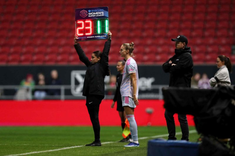 BRISTOL, ENGLAND - OCTOBER 22: Vivianne Miedema of Arsenal prepares to enter the pitch as a substitute during the Barclays Women´s Super League match between Bristol City and Arsenal FC at Ashton Gate Stadium on October 22, 2023 in Bristol, England. (Photo by Ryan Hiscott/Getty Images)