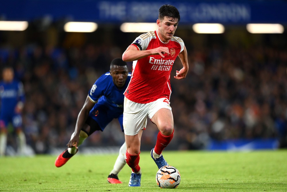 LONDON, ENGLAND: Declan Rice of Arsenal is challenged by Moises Caicedo of Chelsea during the Premier League match between Chelsea FC and Arsenal FC at Stamford Bridge on October 21, 2023. (Photo by Justin Setterfield/Getty Images)