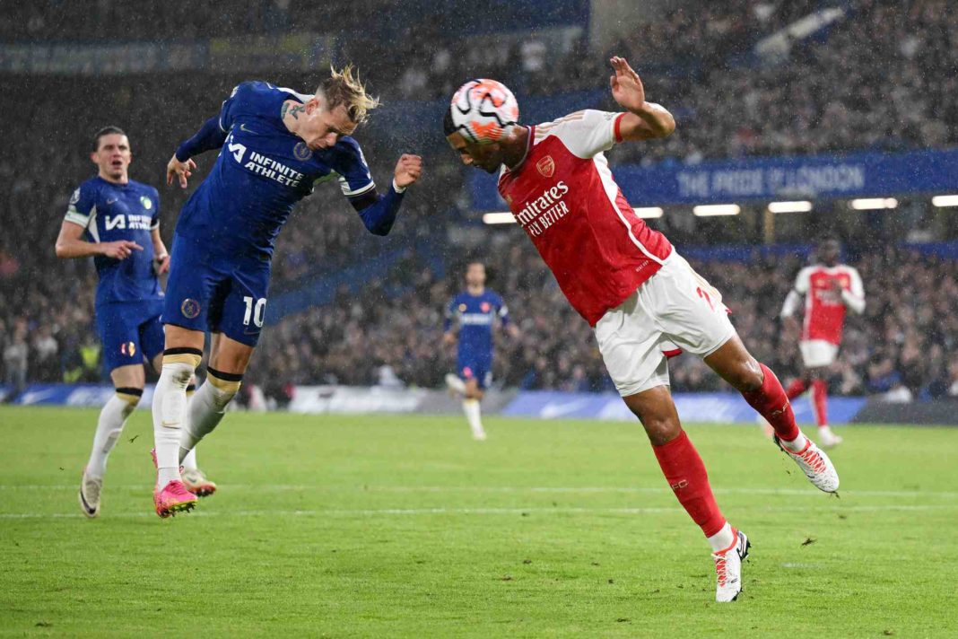 LONDON, ENGLAND - OCTOBER 21: Mykhaylo Mudryk of Chelsea jumps for the ball with William Saliba of Arsenal leading to a possible handball incident for Saliba during the Premier League match between Chelsea FC and Arsenal FC at Stamford Bridge on October 21, 2023 in London, England. (Photo by Michael Regan/Getty Images)