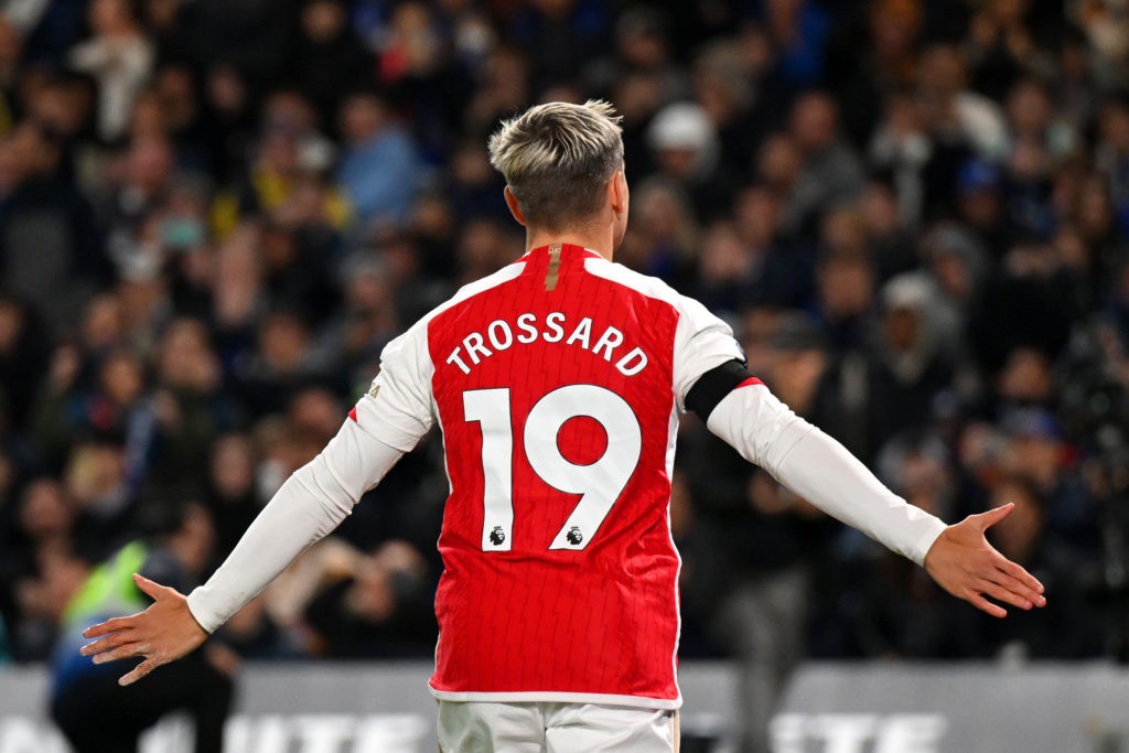 LONDON, ENGLAND - OCTOBER 21: Leandro Trossard of Arsenal celebrates after scoring the team's second goal during the Premier League match between Chelsea FC and Arsenal FC at Stamford Bridge on October 21, 2023 in London, England. (Photo by Michael Regan/Getty Images)
