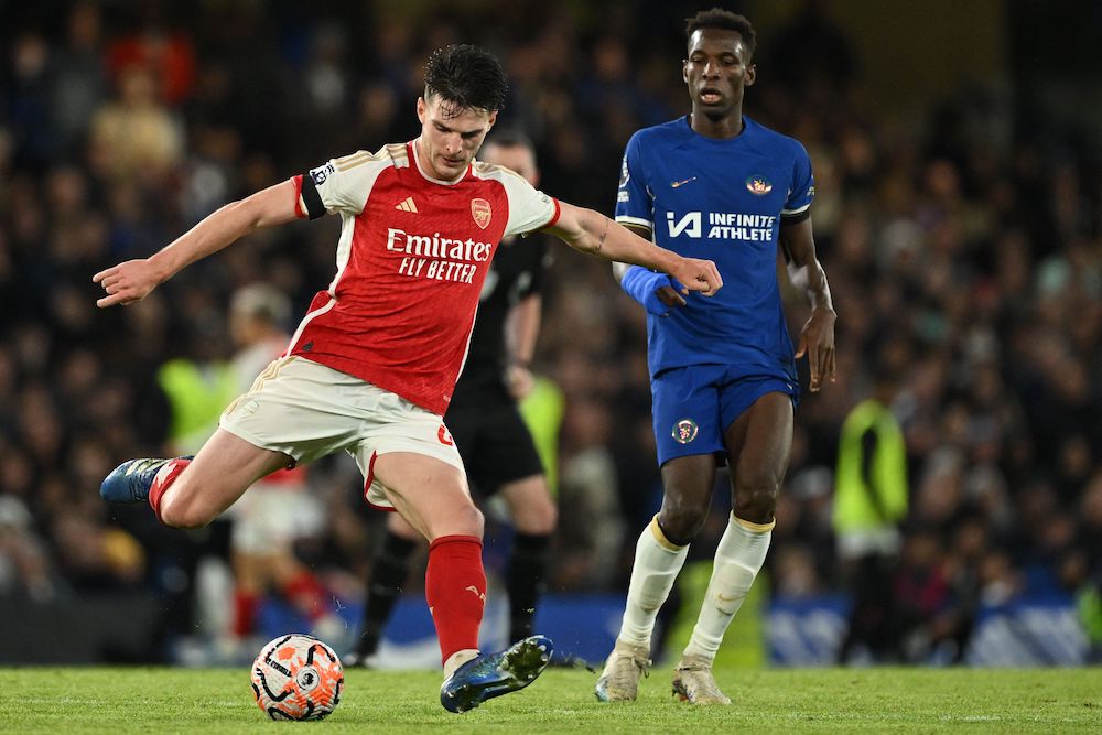 Arsenal's English midfielder #41 Declan Rice crosses the ball during the English Premier League football match between Chelsea and Arsenal at Stamford Bridge in London on October 21, 2023. (Photo by JUSTIN TALLIS/AFP via Getty Images)