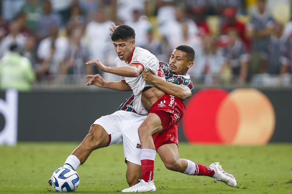RIO DE JANEIRO, BRAZIL: Alan Rodriguez of Argentinos Juniors challenges for the ball with André of Fluminense during the Copa CONMEBOL Libertadores round-of-16 second-leg match between Fluminense and Argentinos Juniors at Maracana Stadium on August 08, 2023. (Photo by Wagner Meier/Getty Images)