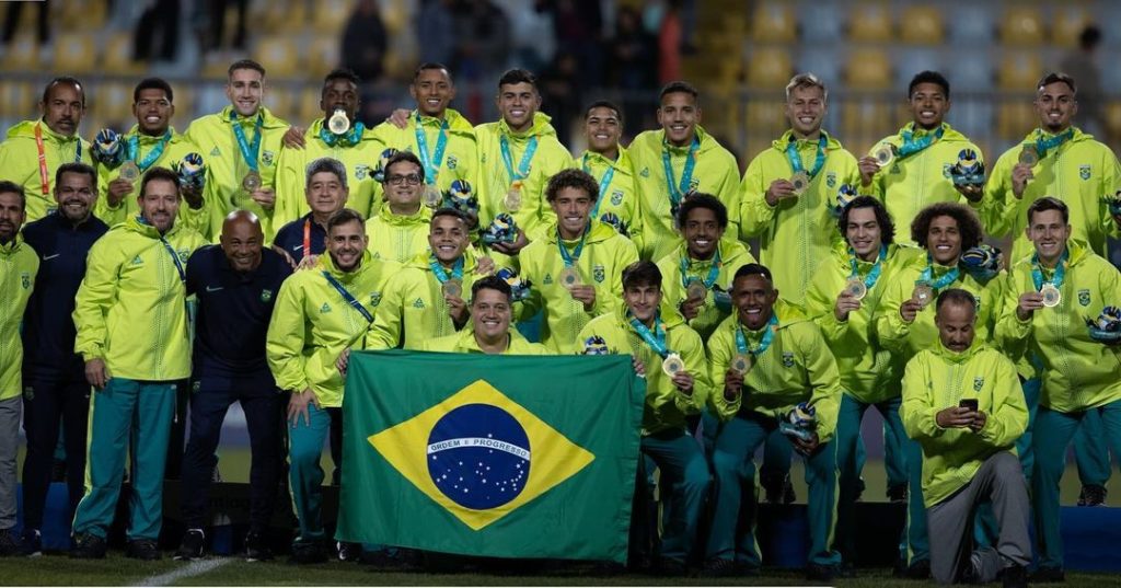 Marquinhos (bottom row, second from the right) with his gold medal at the Pan American Games (Photo via Marquinhos on Instagram)