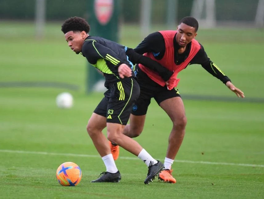 Ethan Nwaneri and Bradley Ibrahim in training with the Arsenal first team (Photo via Arsenal.com)