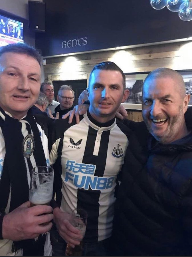Michael Oliver wearing a Newcastle United shirt (Photo via centredevils on Twitter)