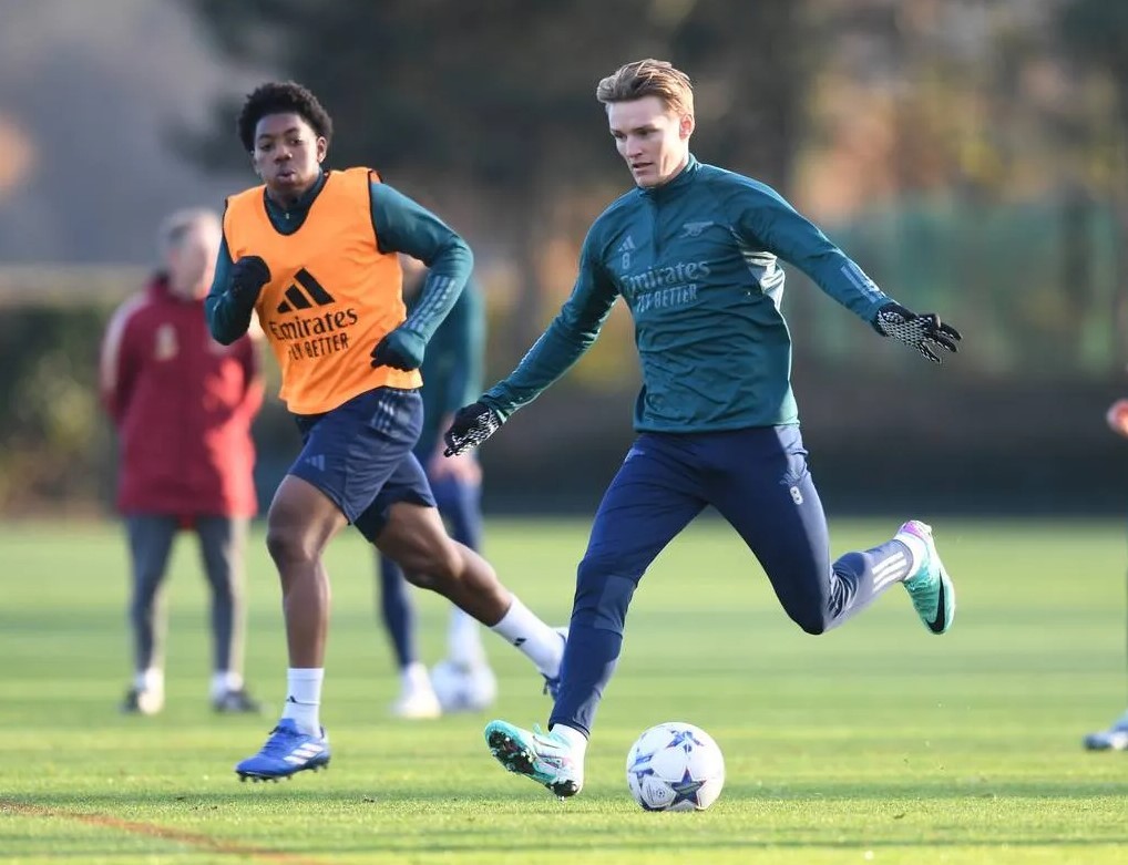 Myles Lewis-Skelly (L) in training with the Arsenal first-team (Photo via Arsenal.com)