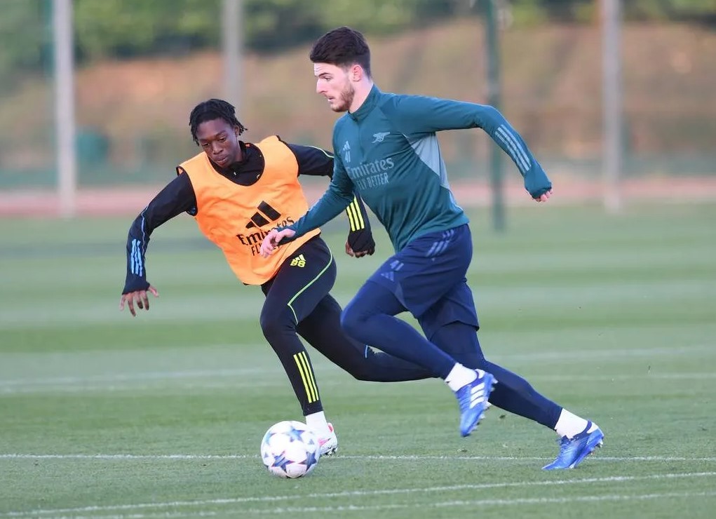 Osman Kamara (L) in training with the Arsenal first-team (Photo via Arsenal.com)