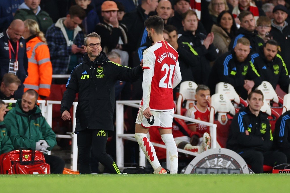 LONDON, ENGLAND: Fabio Vieira of Arsenal leaves the pitch after being shown a red card during the Premier League match between Arsenal FC and Burnley FC at Emirates Stadium on November 11, 2023. (Photo by Marc Atkins/Getty Images)
