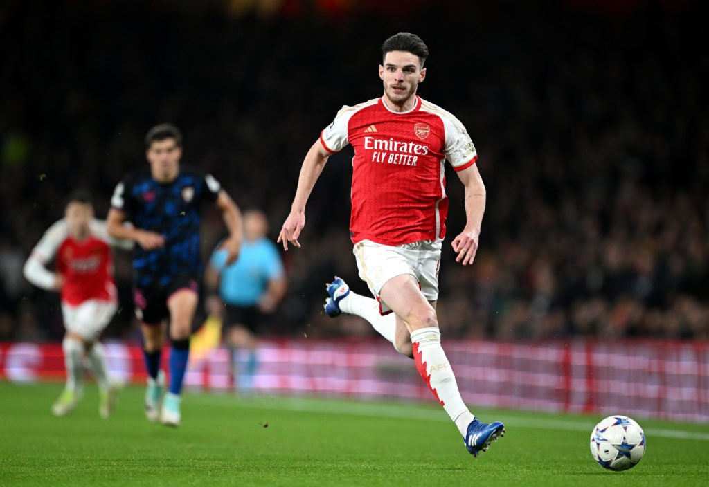 LONDON, ENGLAND - NOVEMBER 08: Declan Rice of Arsenal runs with the ball during the UEFA Champions League match between Arsenal and Sevilla at Emirates Stadium on November 08, 2023 in London, England. (Photo by Shaun Botterill/Getty Images)