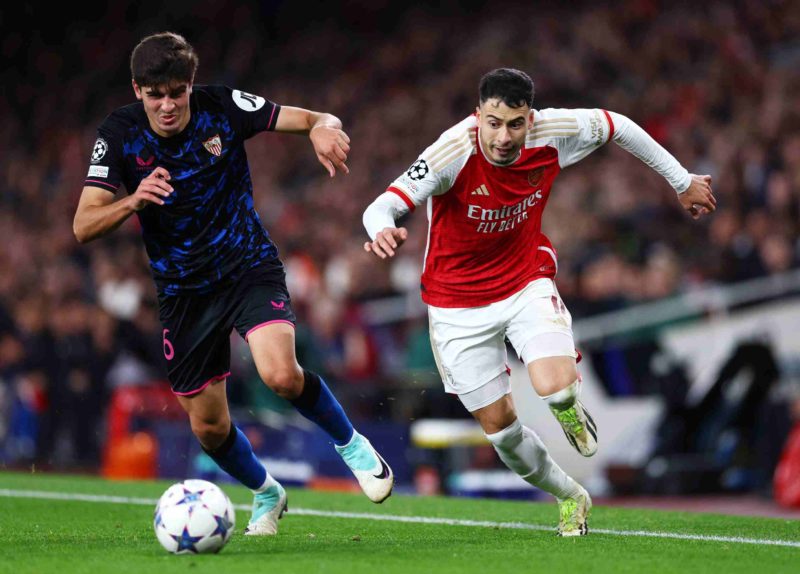 LONDON, ENGLAND - NOVEMBER 08: Gabriel Martinelli of Arsenal (R) and Juanlu Sanchez of Sevilla FC battle for the ball during the UEFA Champions League match between Arsenal FC and Sevilla FC at Emirates Stadium on November 08, 2023 in London, England. (Photo by Clive Rose/Getty Images)