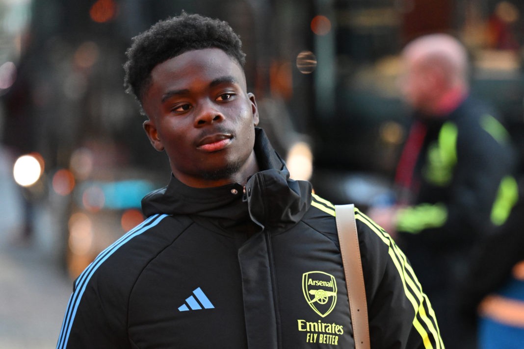 BRENTFORD, ENGLAND - NOVEMBER 25: Bukayo Saka of Arsenal arrives at the stadium prior to the Premier League match between Brentford FC and Arsenal FC at Gtech Community Stadium on November 25, 2023 in Brentford, England. (Photo by Mike Hewitt/Getty Images)
