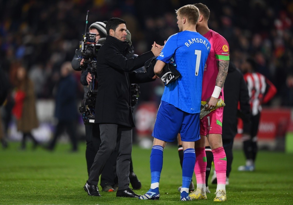 BRENTFORD, ENGLAND: Mikel Arteta, Manager of Arsenal, shakes hands with Aaron Ramsdale of Arsenal following the team's victory during the Premier League match between Brentford FC and Arsenal FC at Gtech Community Stadium on November 25, 2023. (Photo by Justin Setterfield/Getty Images)