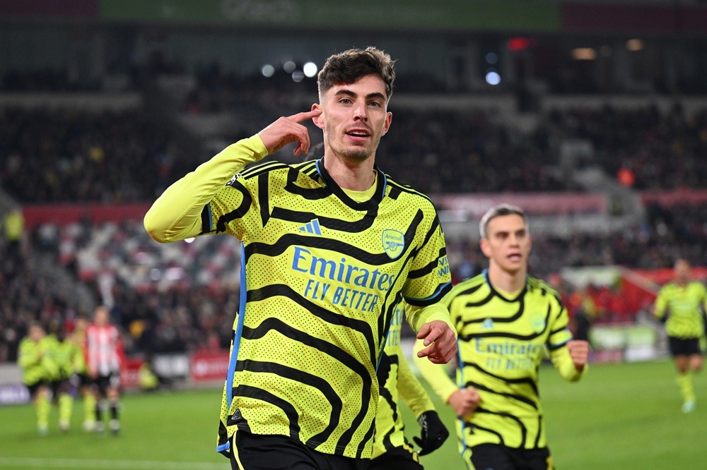 BRENTFORD, ENGLAND: Kai Havertz of Arsenal celebrates after scoring the team's first goal during the Premier League match between Brentford FC and Arsenal FC at Gtech Community Stadium on November 25, 2023. (Photo by Mike Hewitt/Getty Images)